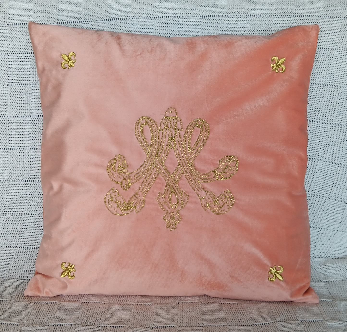 Housse de coussin brodée en velours - Monogramme de Marie-Antoinette - rose laiton