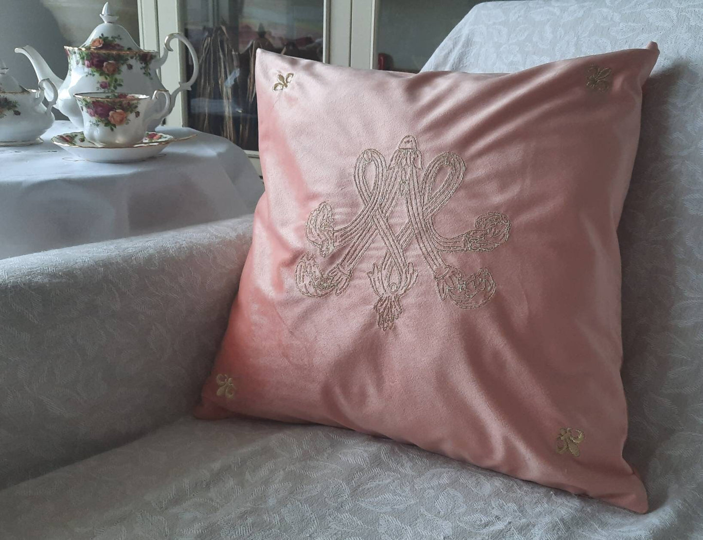 Housse de coussin brodée en velours - Monogramme de Marie-Antoinette