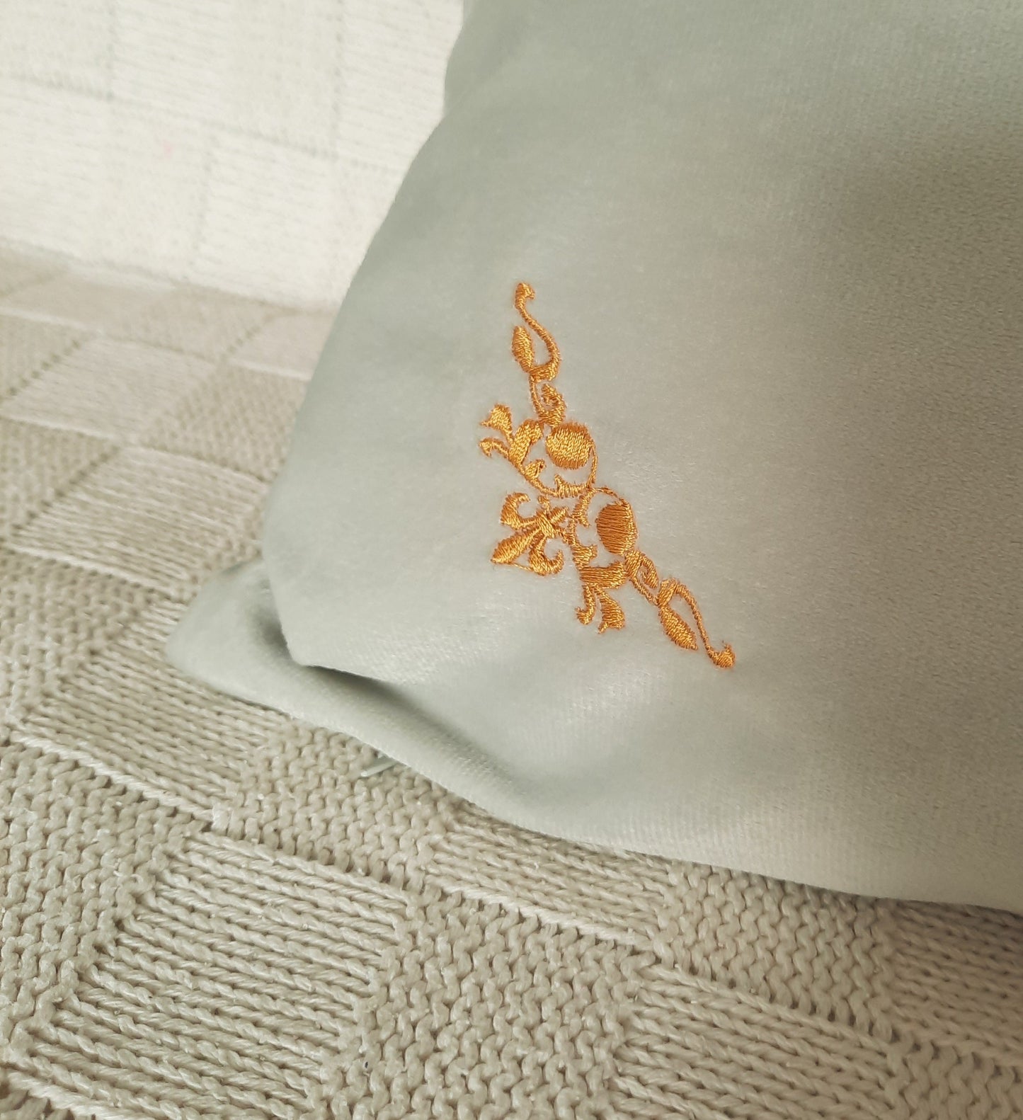 Housse de coussin en velours brodé - Croix chrétienne filigrane