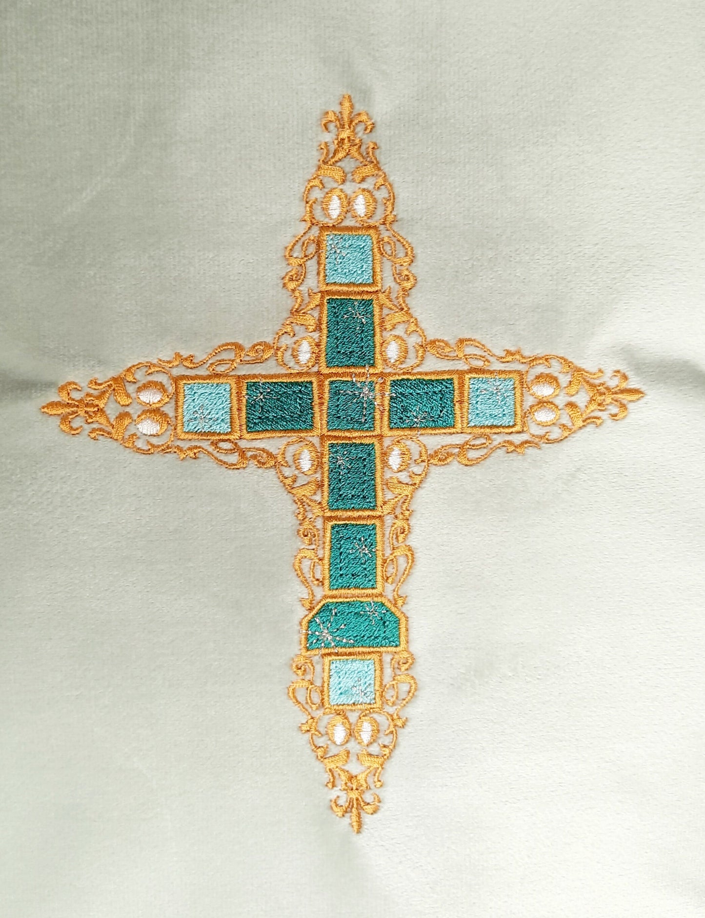 Housse de coussin en velours brodé - Croix chrétienne filigrane