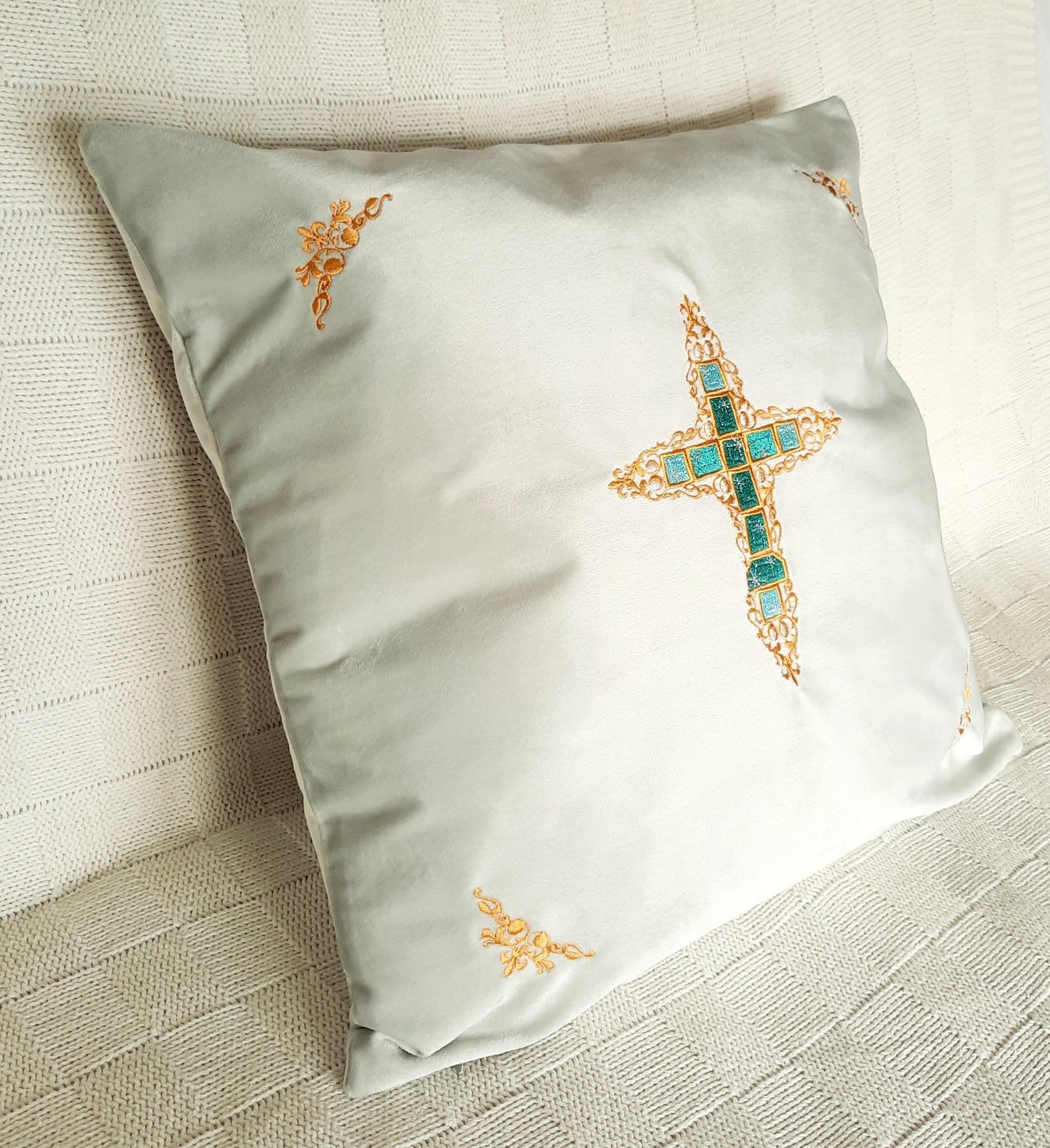 Housse de coussin en velours brodé - Croix chrétienne filigrane
