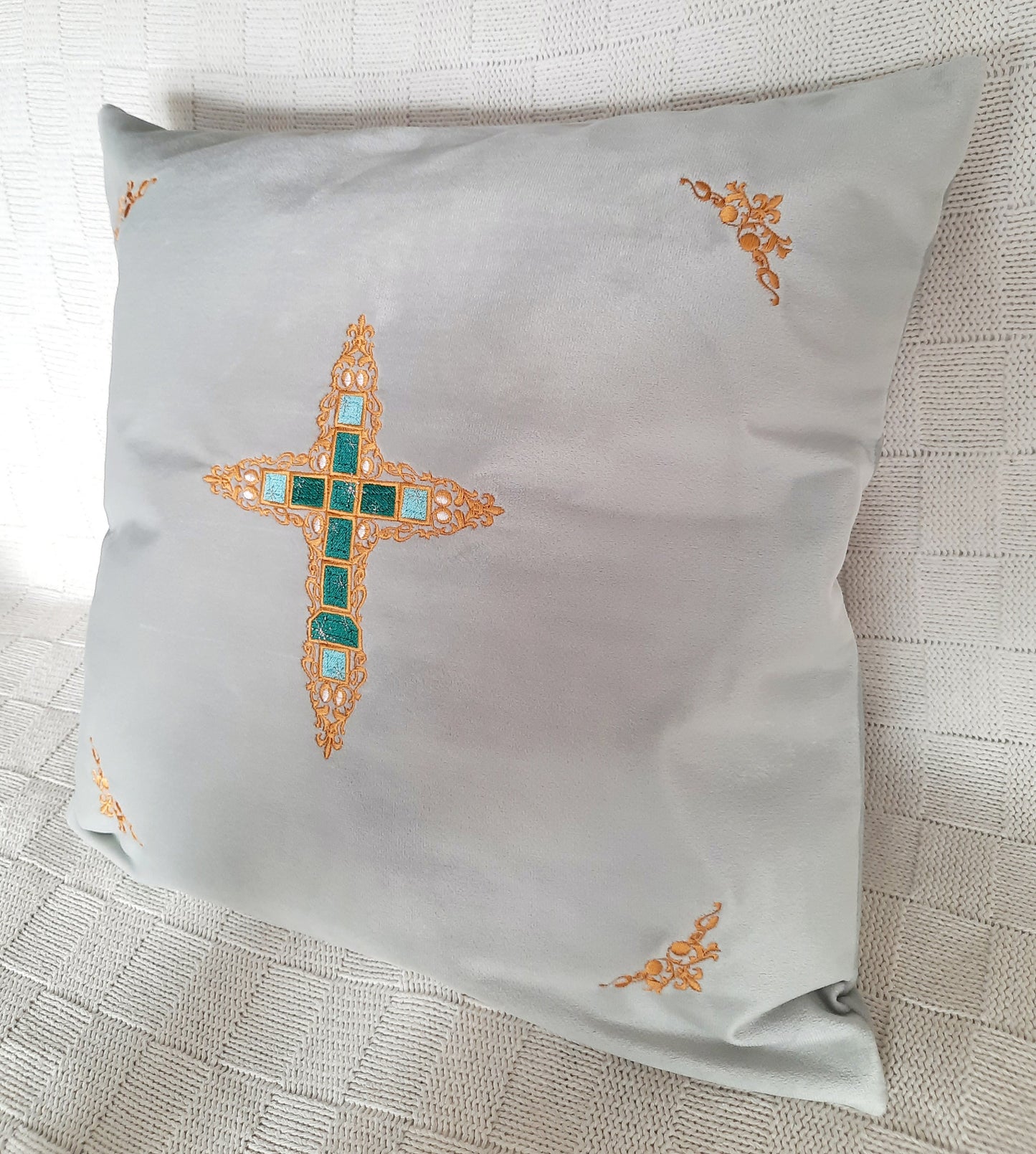 Housse de coussin en velours brodé - Croix chrétienne filigrane