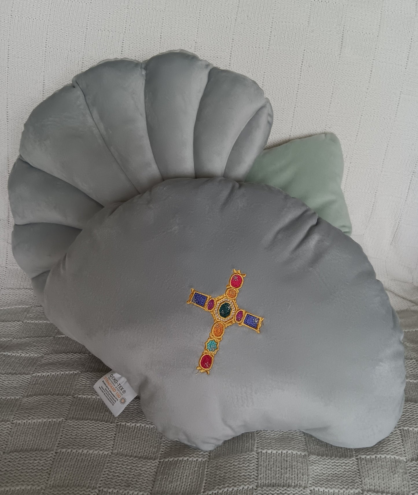 Coussin brodée - Coquillage et Croix en pierreries brodées 28x38cm
