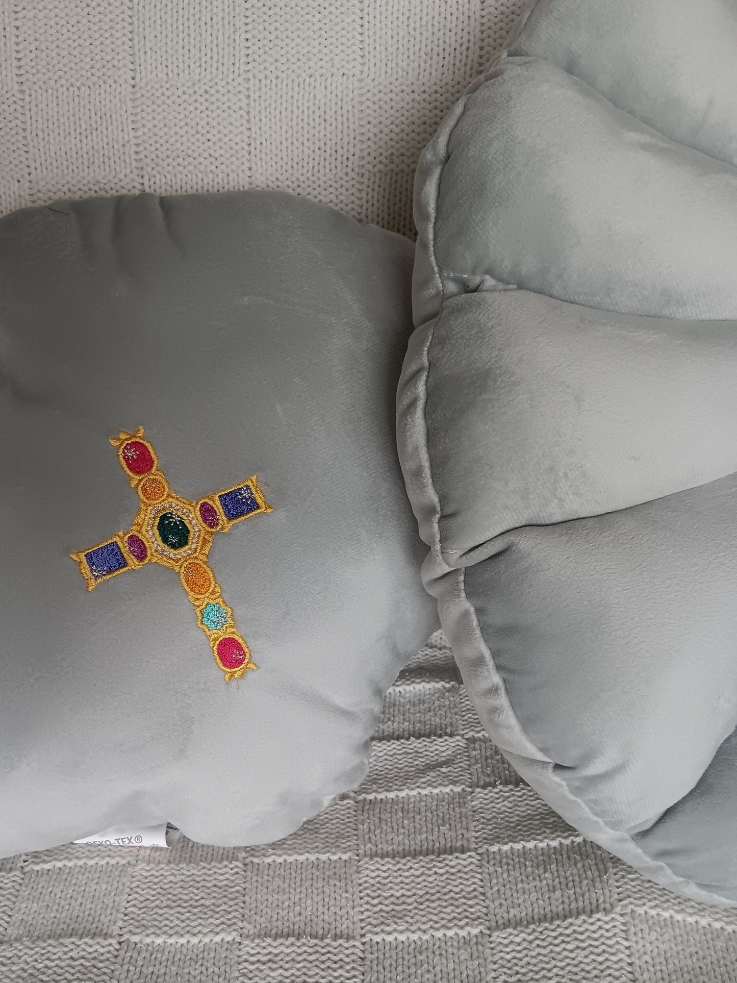 Coussin brodée - Coquillage et Croix en pierreries brodées 28x38cm