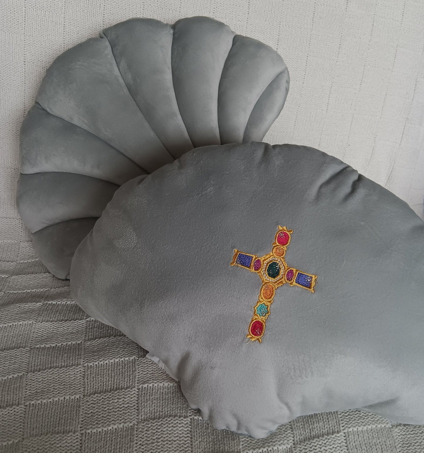Coussin brodée - Coquillage et Croix en pierreries brodées 28x38cm