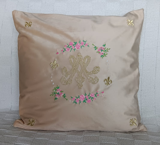 Housse de coussin brodée en velours beige doré - Monogramme de Marie-Antoinette