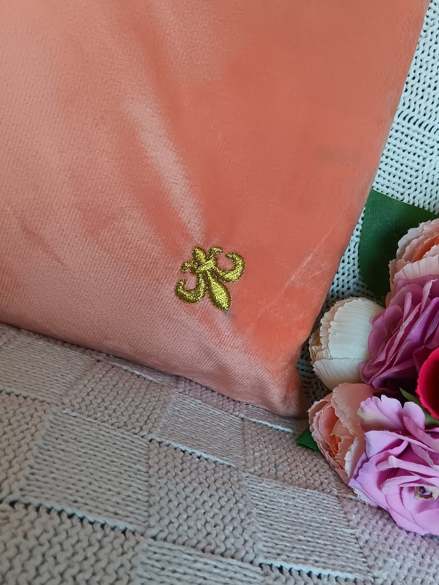 Housse de coussin brodée en velours - Monogramme de Marie-Antoinette - rose laiton