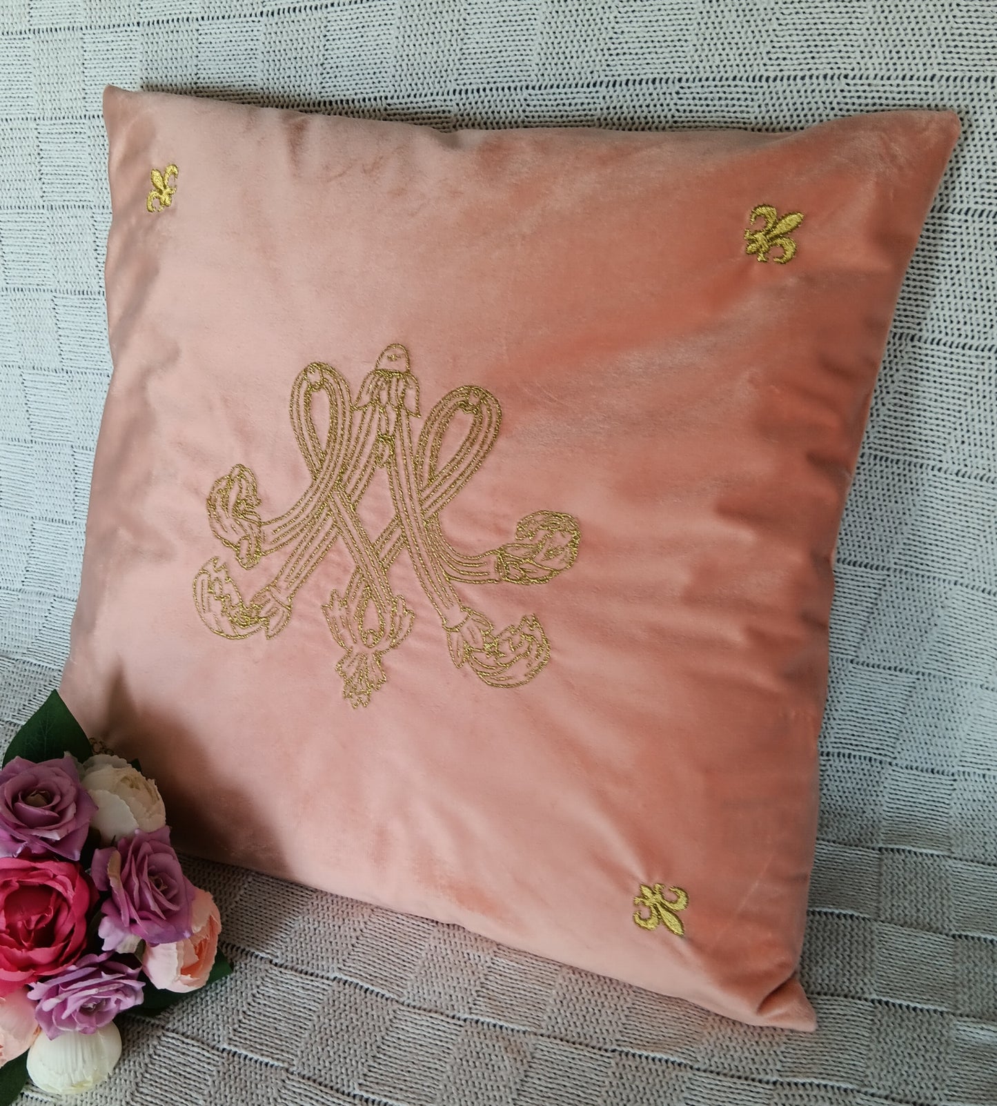 Housse de coussin brodée en velours - Monogramme de Marie-Antoinette - rose laiton