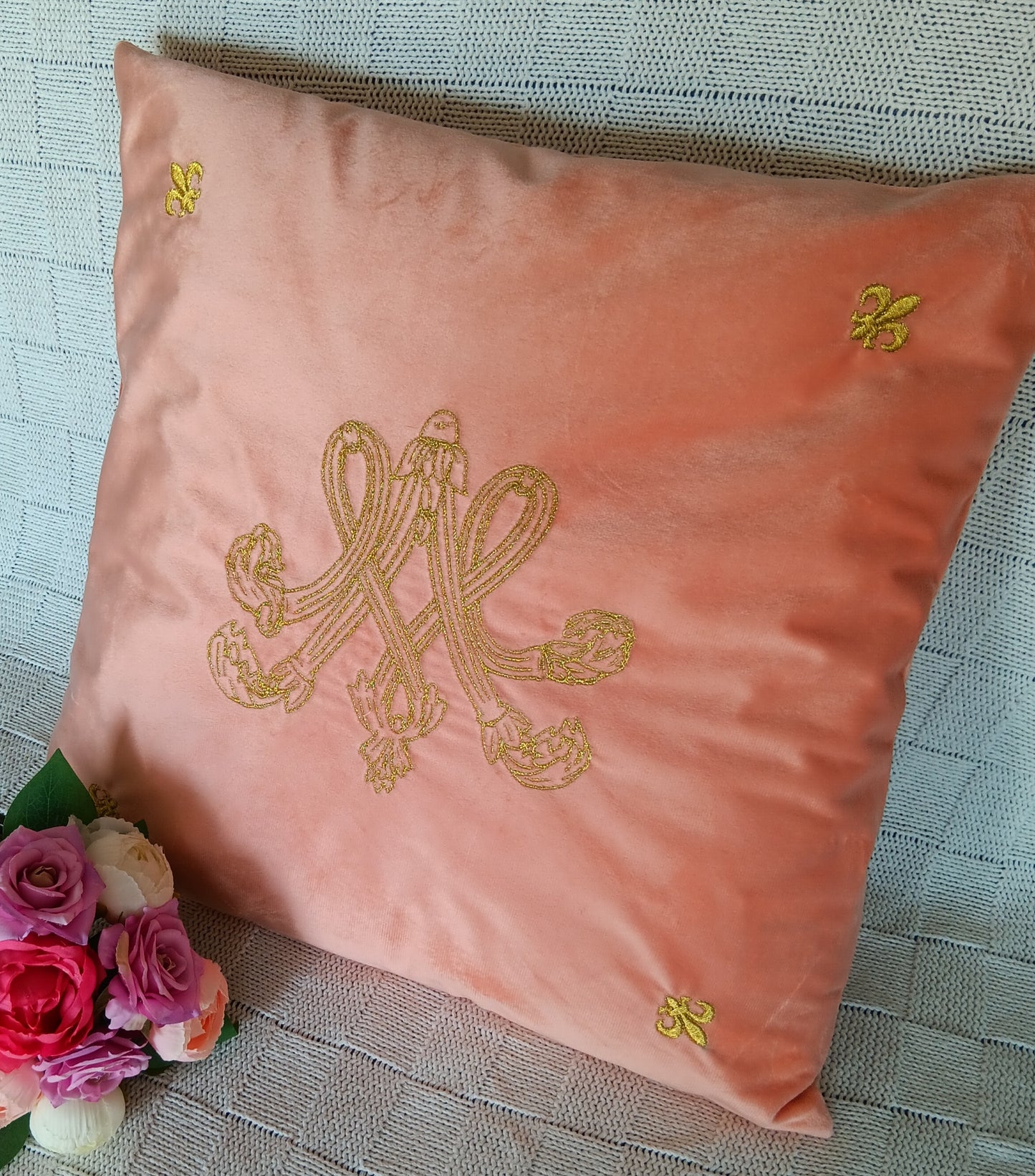 Housse de coussin brodée en velours - Monogramme de Marie-Antoinette - rose laiton