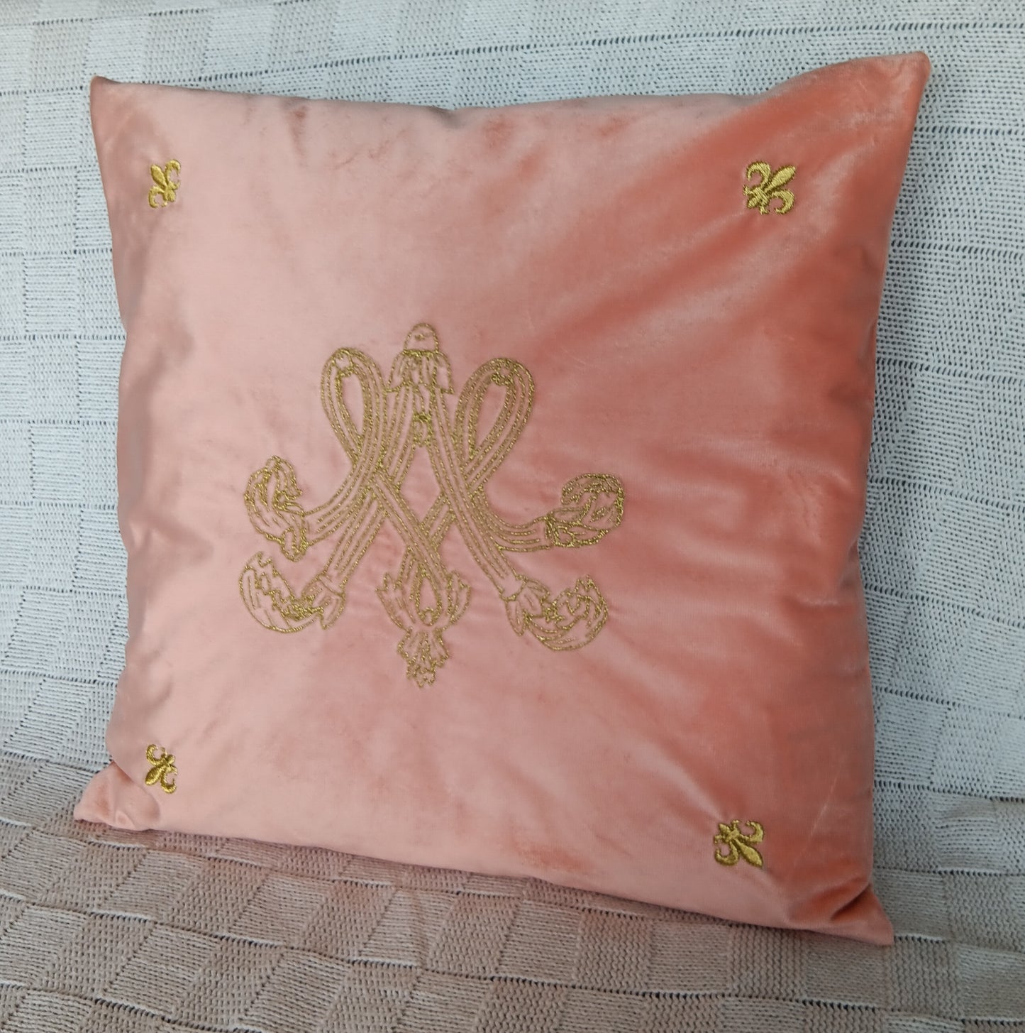 Housse de coussin brodée en velours - Monogramme de Marie-Antoinette - rose laiton