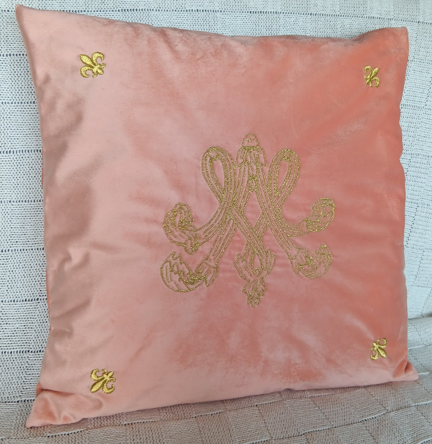 Housse de coussin brodée en velours - Monogramme de Marie-Antoinette - rose laiton