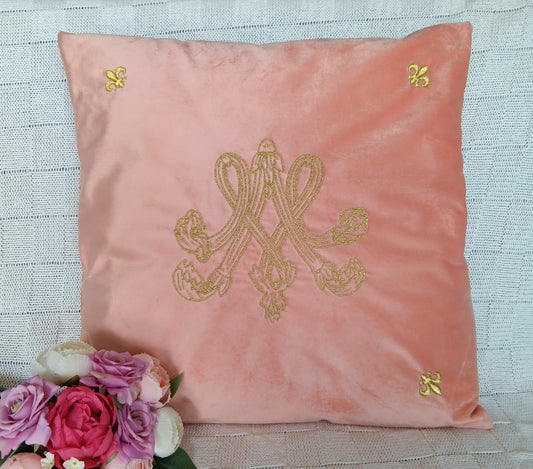 Housse de coussin brodée en velours - Monogramme de Marie-Antoinette - rose laiton