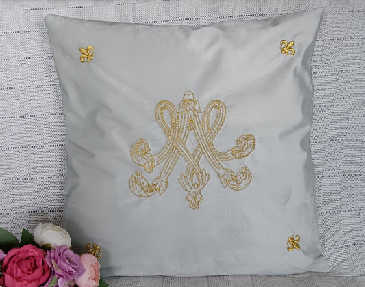 Housse de coussin brodée en velours - Monogramme de Marie-Antoinette - bleu laiton
