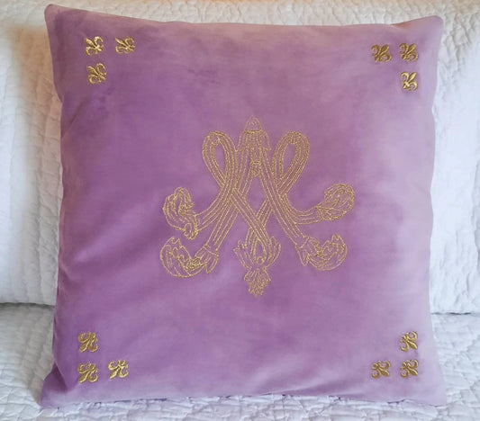 Housse de coussin brodée en velours d'ameublement- Monogramme de Marie-Antoinette