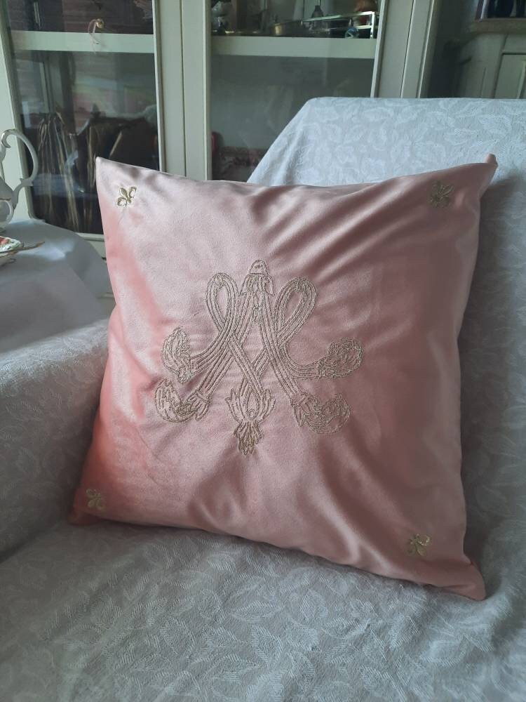 Housse de coussin brodée en velours - Monogramme de Marie-Antoinette