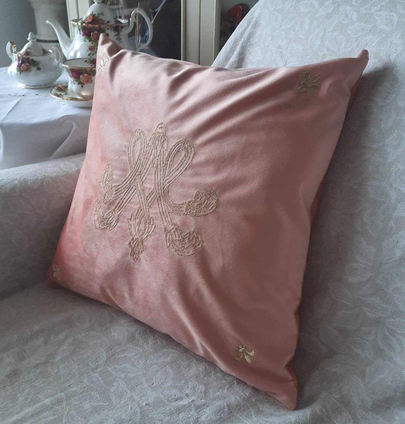 Housse de coussin brodée en velours - Monogramme de Marie-Antoinette