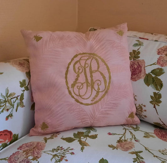 Housse de coussin brodée en polyester rose - Monogramme de Joséphine de Beauharnais
