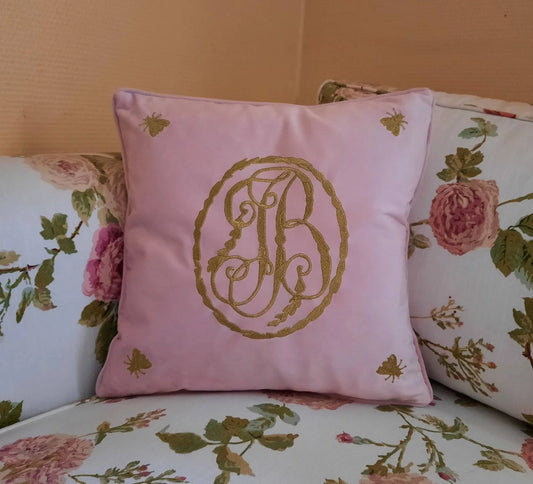 Housse de coussin en velours rose brodé - Monogramme de Joséphine de Beauharnais