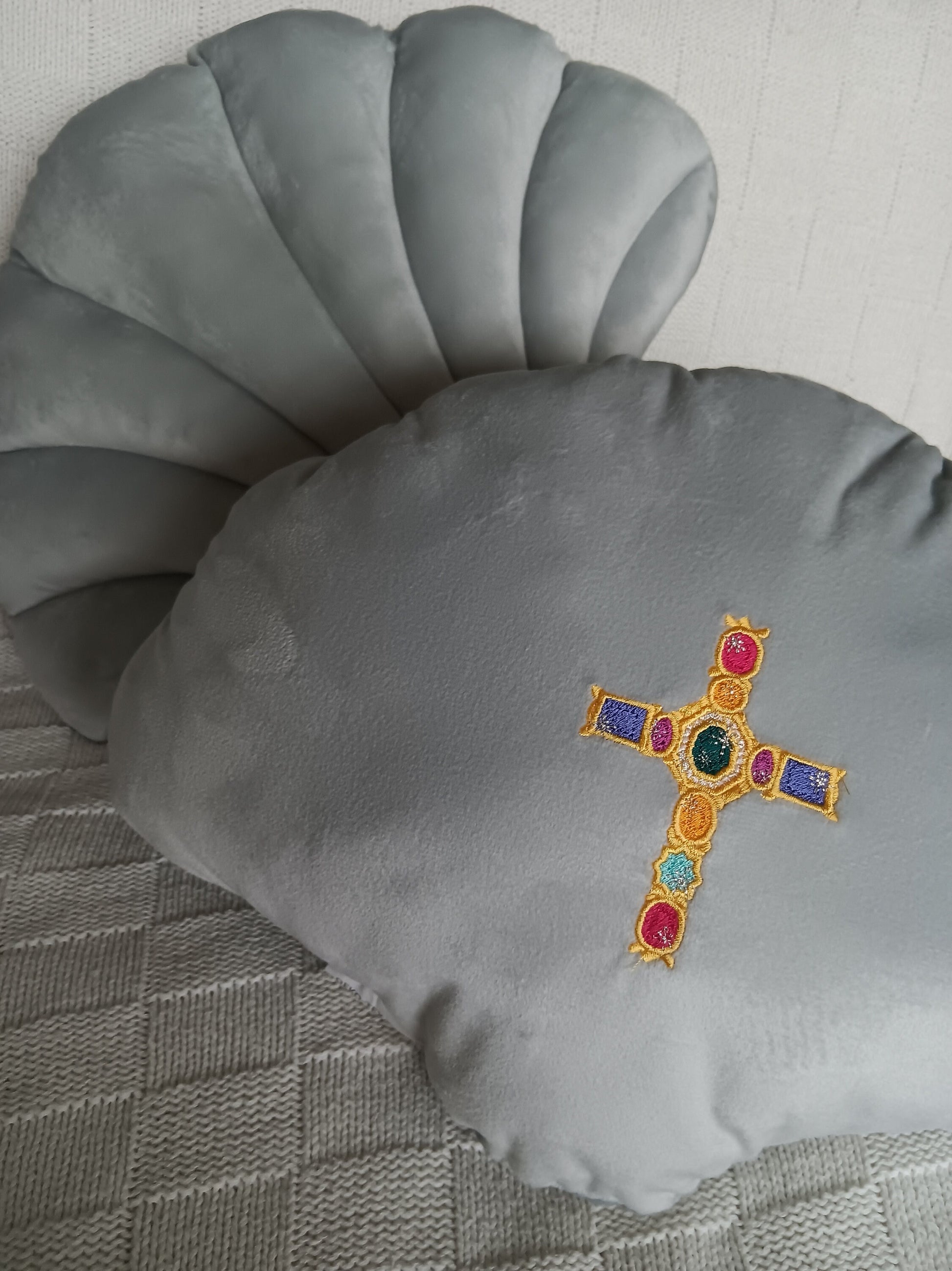 Coussin brodée - Coquillage et Croix en pierreries brodées 28x38cm
