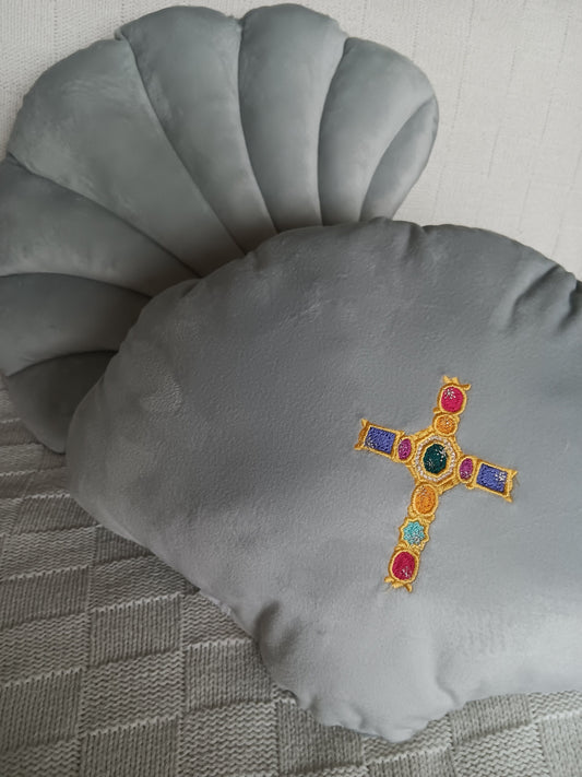 Coussin brodée - Coquillage et Croix en pierreries brodées 28x38cm