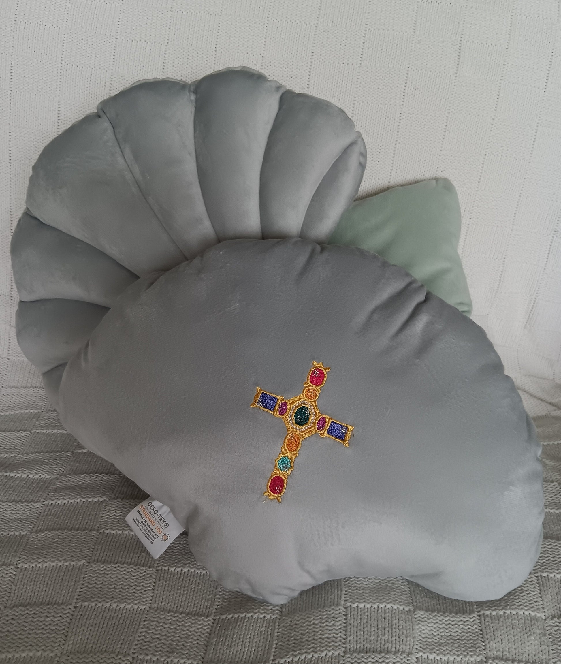 Coussin brodée - Coquillage et Croix en pierreries brodées 28x38cm