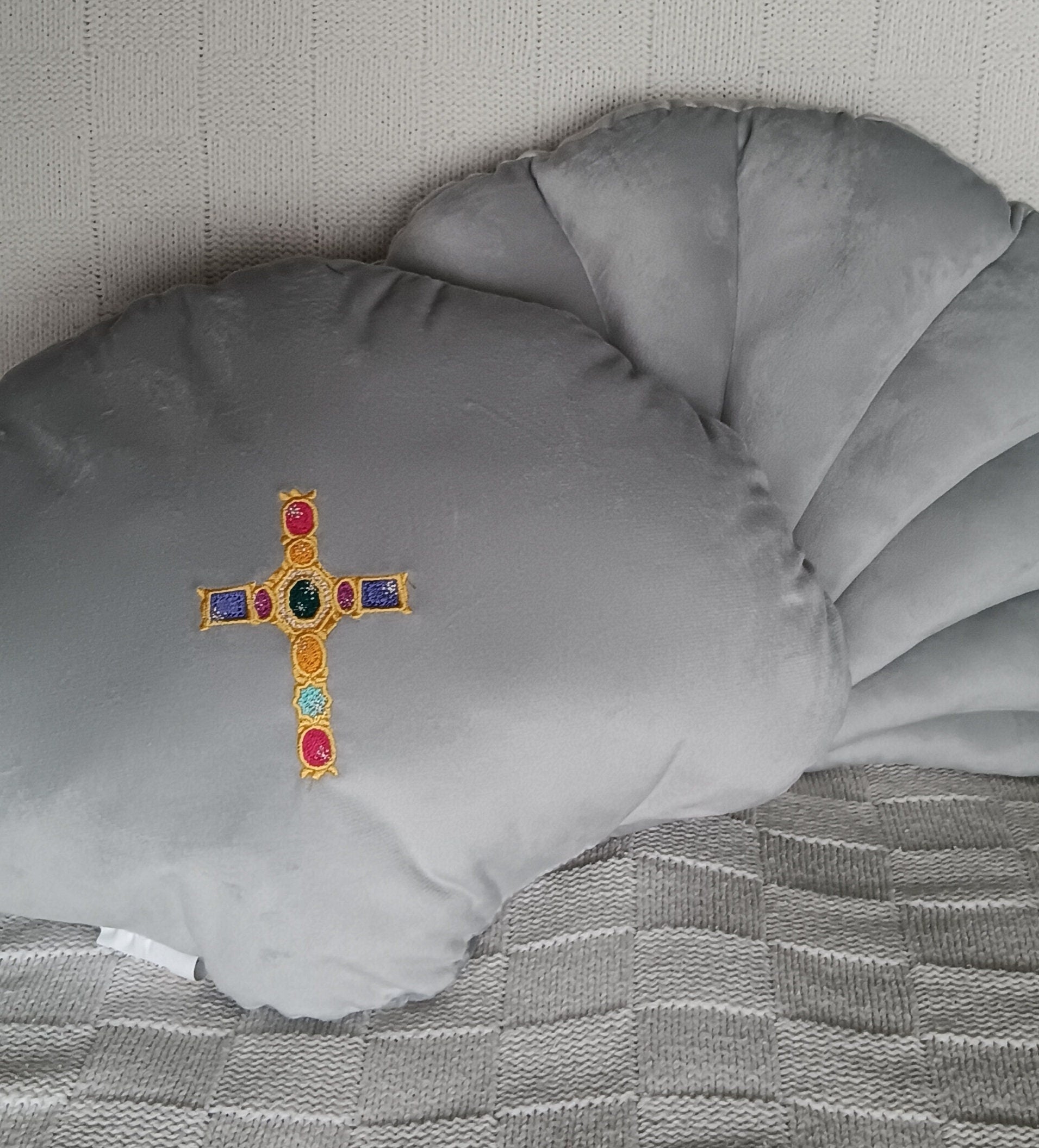 Coussin brodée - Coquillage et Croix en pierreries brodées 28x38cm