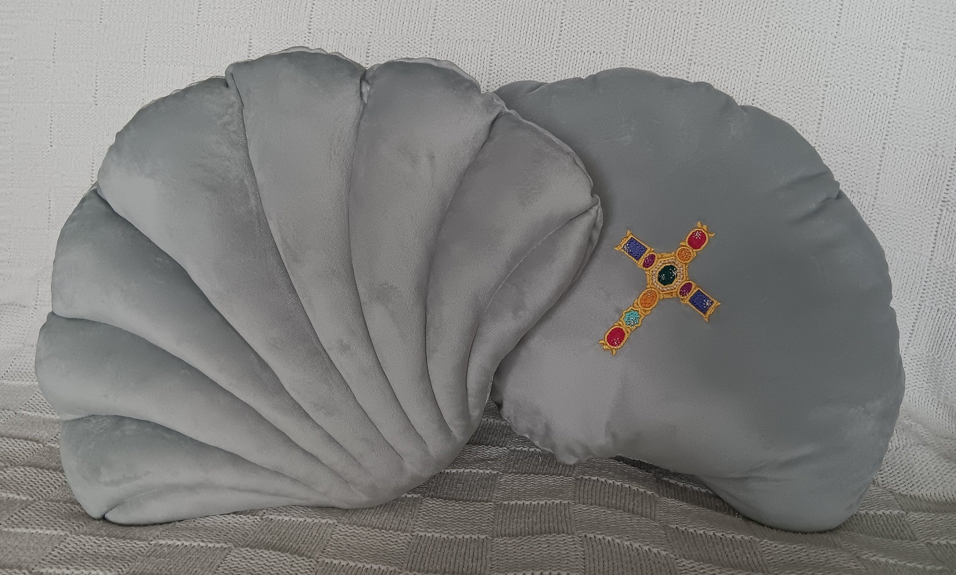 Coussin brodée - Coquillage et Croix en pierreries brodées 28x38cm