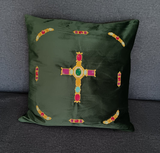 Housse de coussin en velours brodé - Croix chrétienne florale